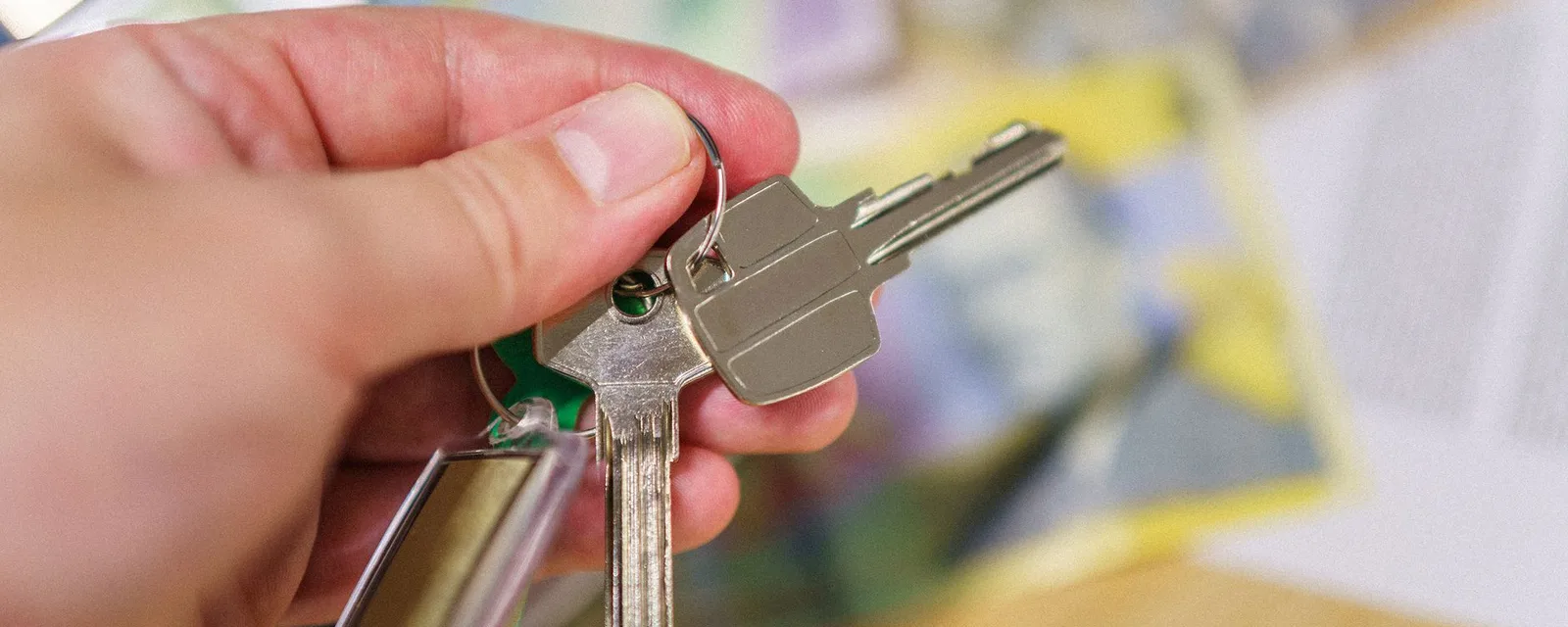 Remise des clés d'un appartement meublé pour un salarié en CDD à La Rochelle