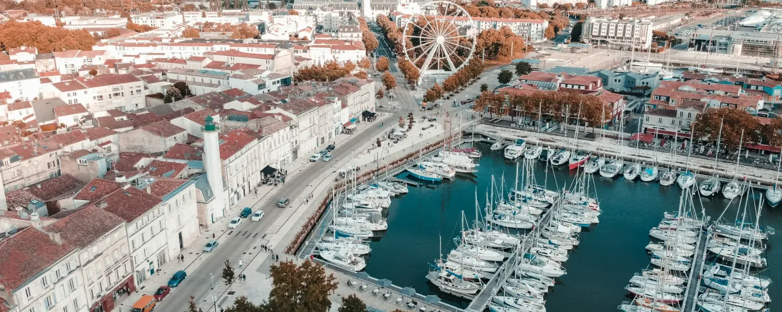 Panorama du Vieux-Port de La Rochelle avec les tours médiévales et la marina